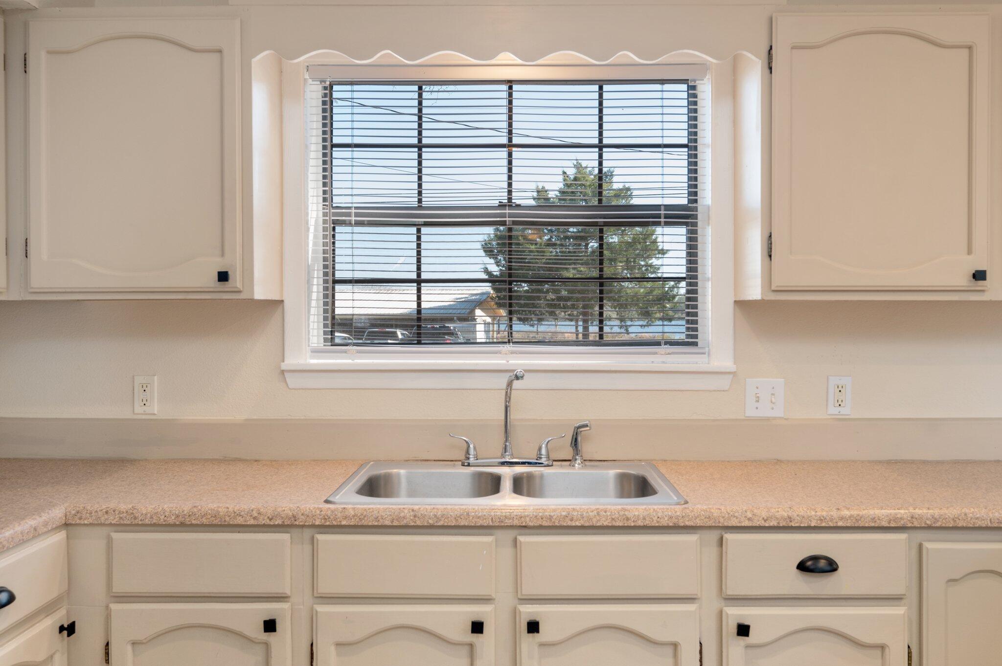770 Lakeview Drive DeFuniak Springs, FL 32433 - Photo 12 of 32 a kitchen with a sink and a window