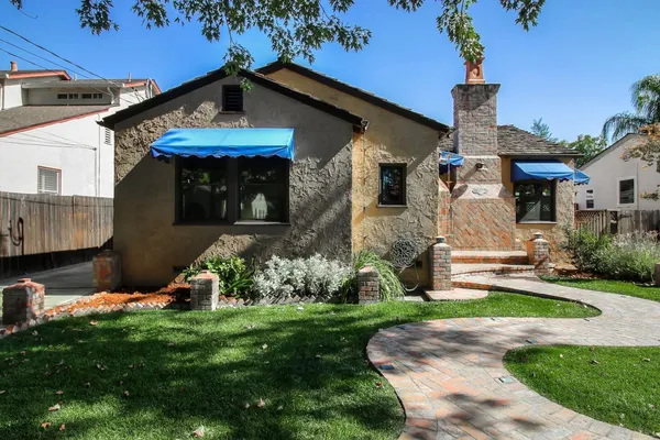 a view of a back yard of the house