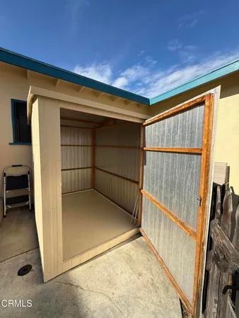 a view of a garage