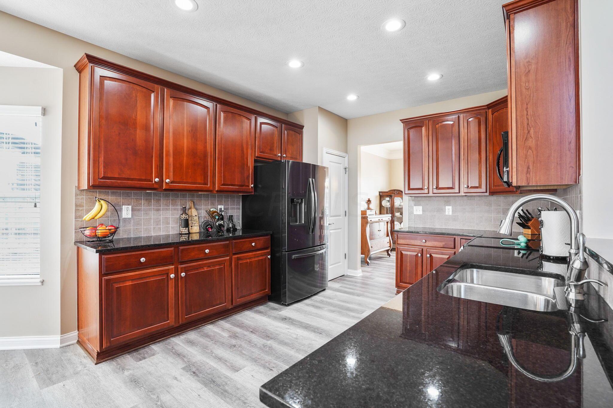 120 Mendolin Way Powell, OH 43065 - Photo 21 of 61 Large kitchen and eating area