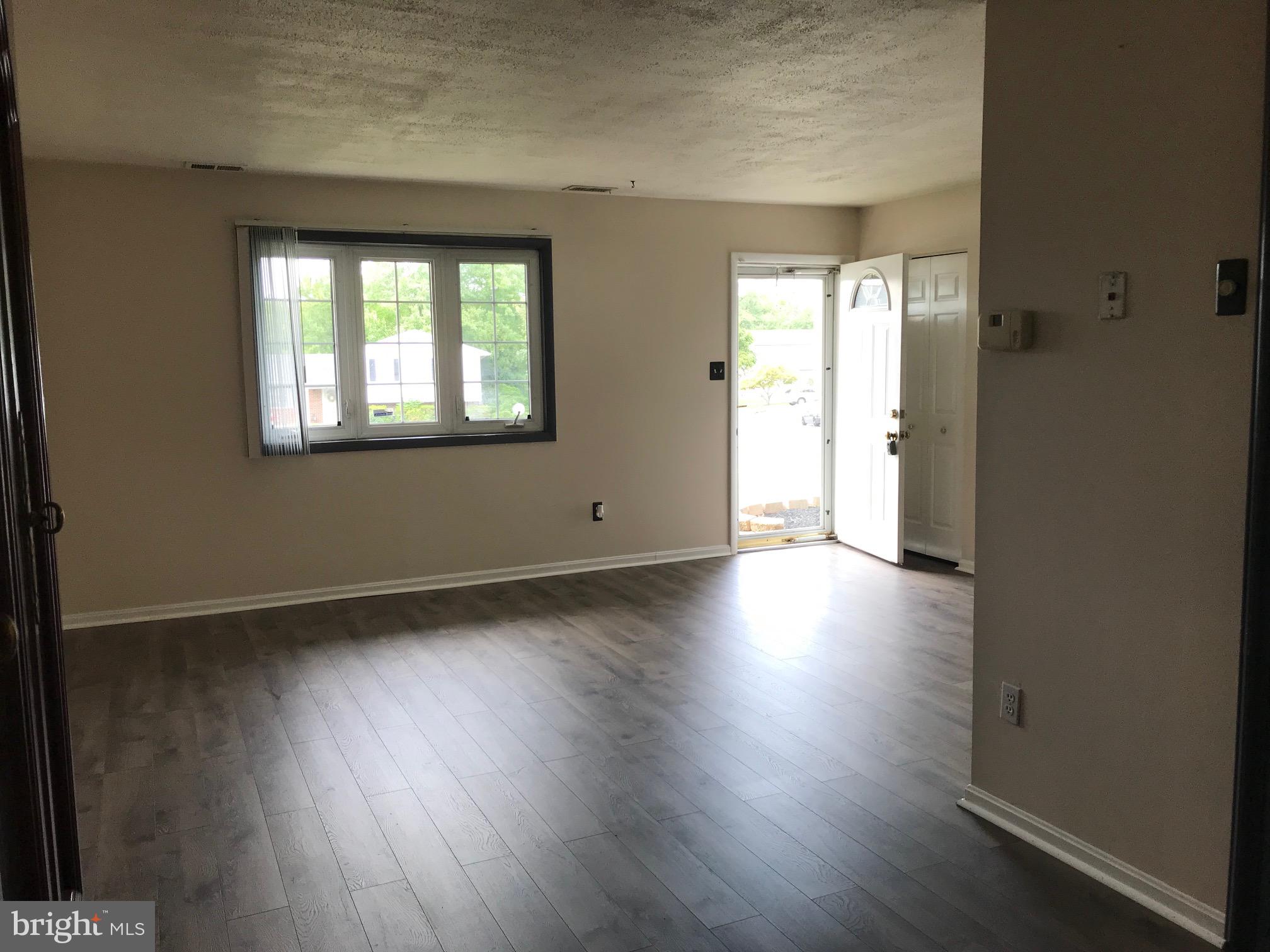 11 Crestview Garth Baltimore, MD 21237 - Photo 2 of 22 Main Floor Living