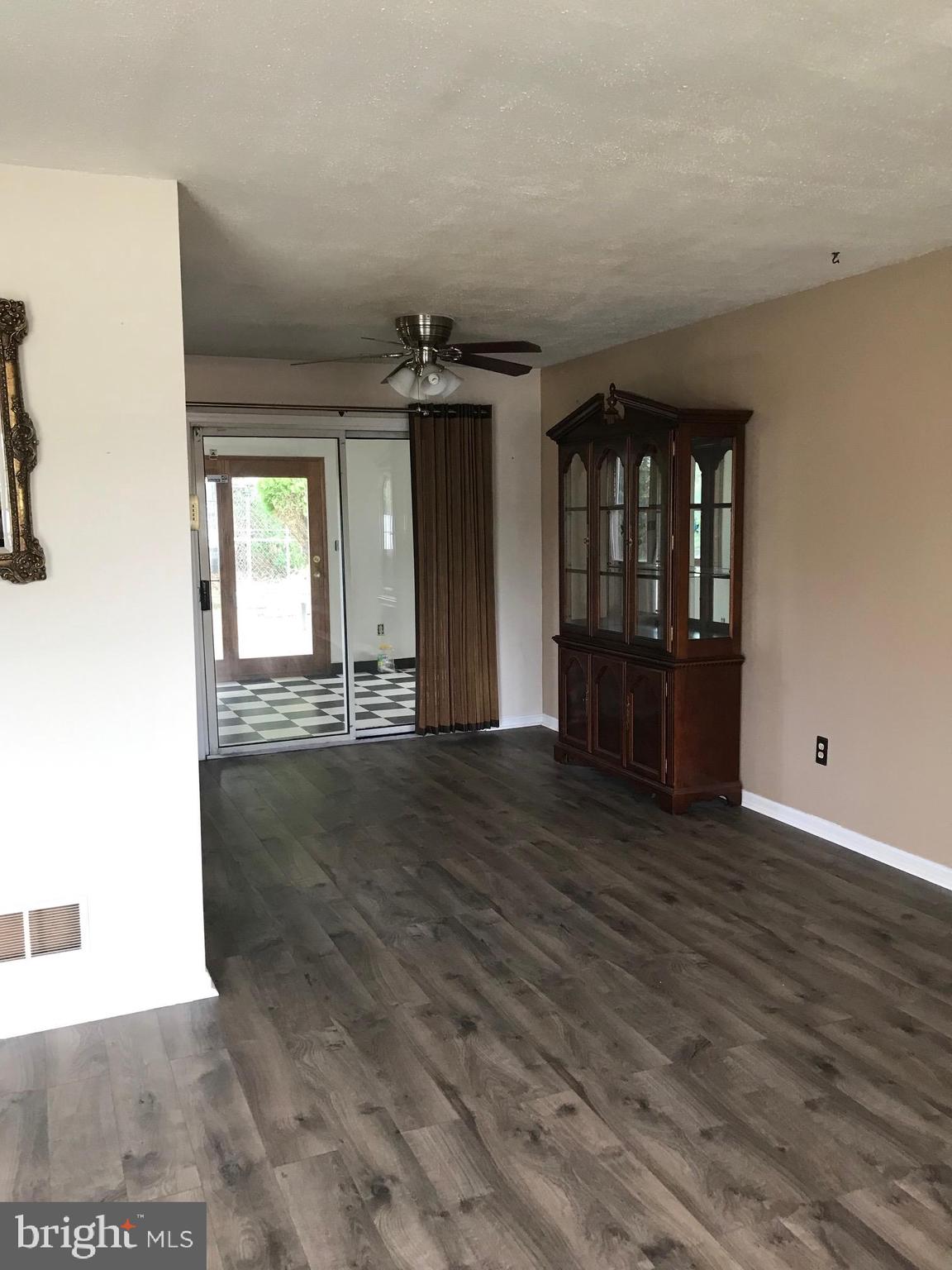 11 Crestview Garth Baltimore, MD 21237 - Photo 3 of 22 Main Floor Dining Area