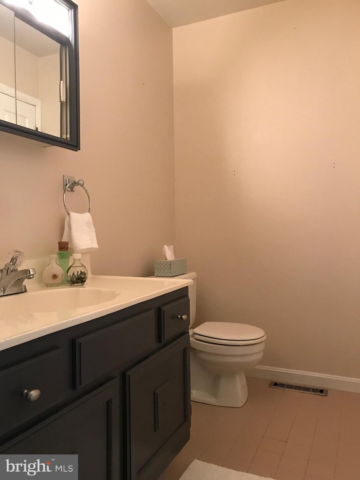 11 Crestview Garth Baltimore, MD 21237 - Photo 7 of 22 Hall Bath