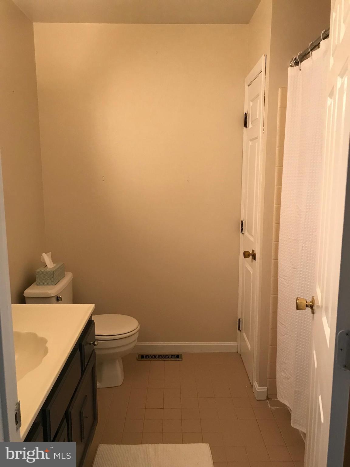 11 Crestview Garth Baltimore, MD 21237 - Photo 8 of 22 Hall Bath