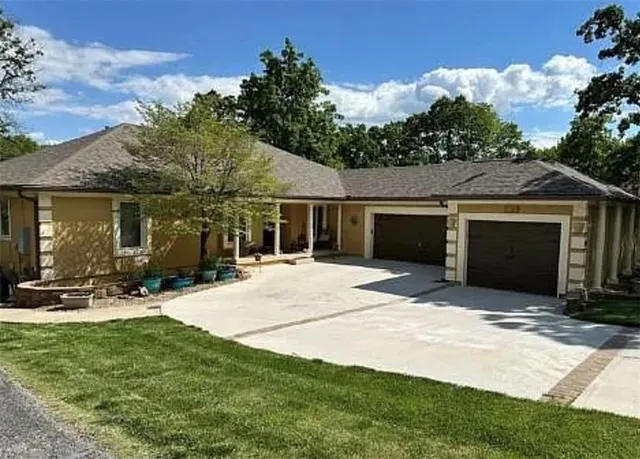 $1,265,000 | 328N Winnebago Drive, Lake Winnebago, MO 64034