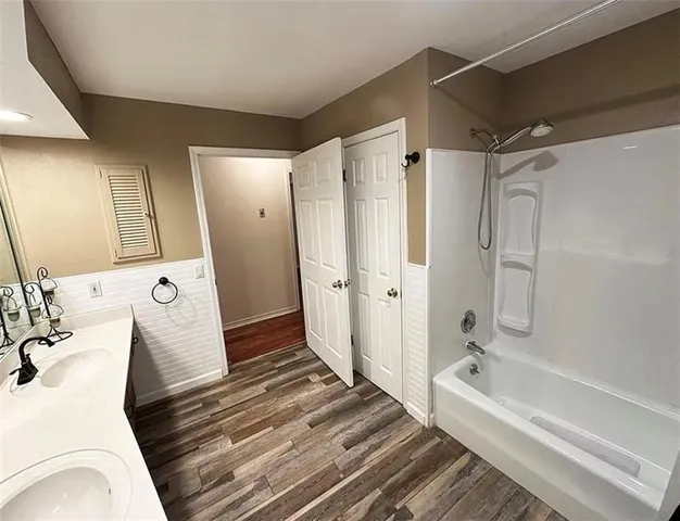 $1,265,000 | 328N Winnebago Drive, Lake Winnebago, MO 64034