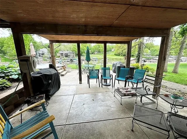 $1,265,000 | 328N Winnebago Drive, Lake Winnebago, MO 64034