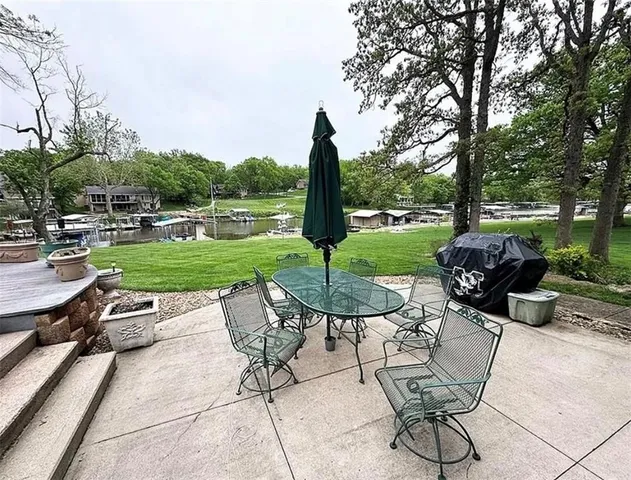 $1,265,000 | 328N Winnebago Drive, Lake Winnebago, MO 64034