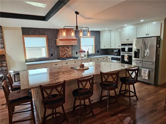 $1,265,000 | 328N Winnebago Drive, Lake Winnebago, MO 64034