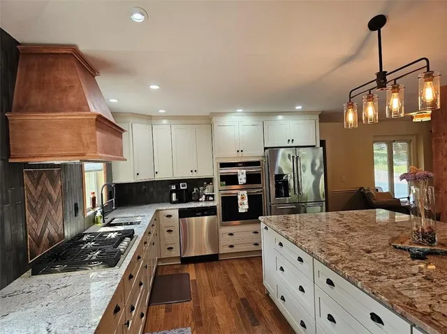 $1,265,000 | 328N Winnebago Drive, Lake Winnebago, MO 64034