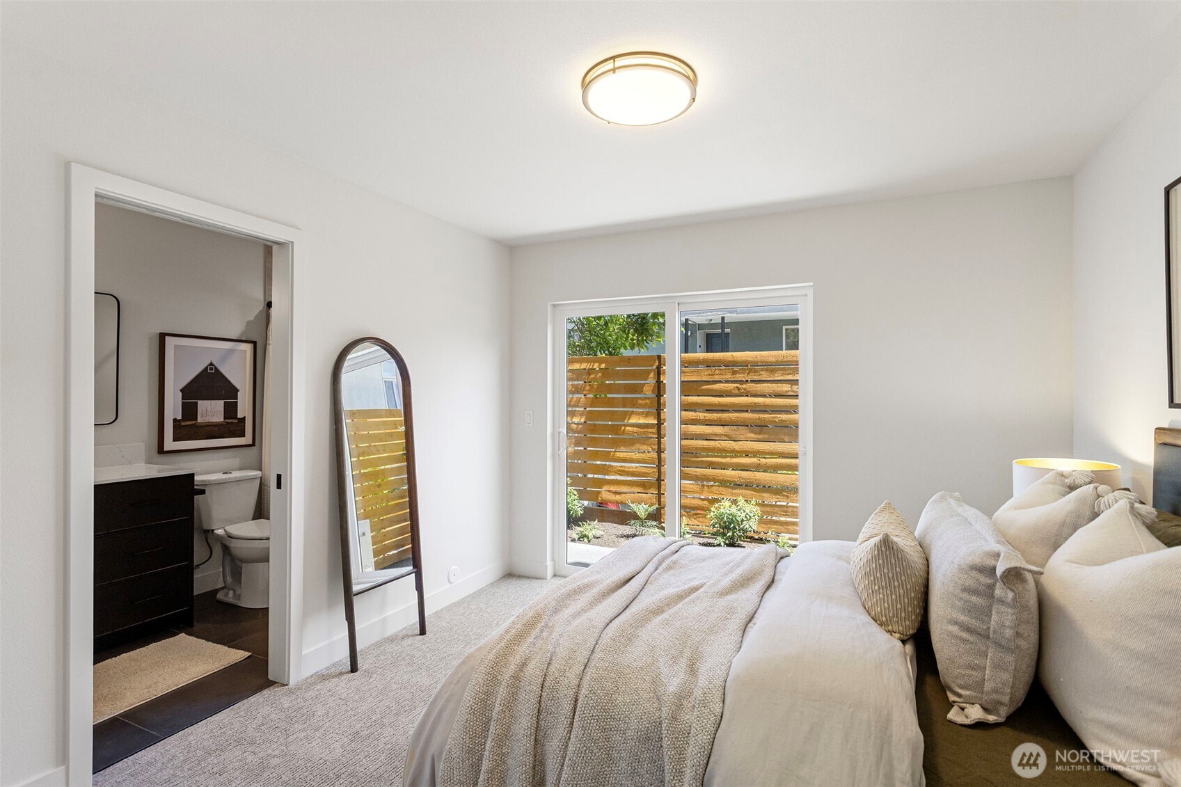 4430 Dayton Avenue North Seattle, WA 98103 - Photo 8 of 39