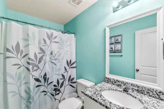 a view of livingroom with furniture