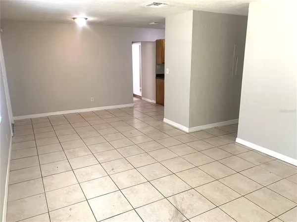 $2,000 | 3715 East Idlewild Avenue, Tampa, FL 33610