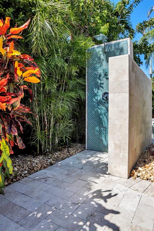 2013 Northeast 32nd Avenue Fort Lauderdale, FL 33305 - Photo 41 of 50 a backyard of a house with lots of green space