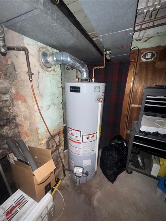 444 East Washington Street Rochester, PA 15074 - Photo 2 of 33 a utility room with dryer and washer