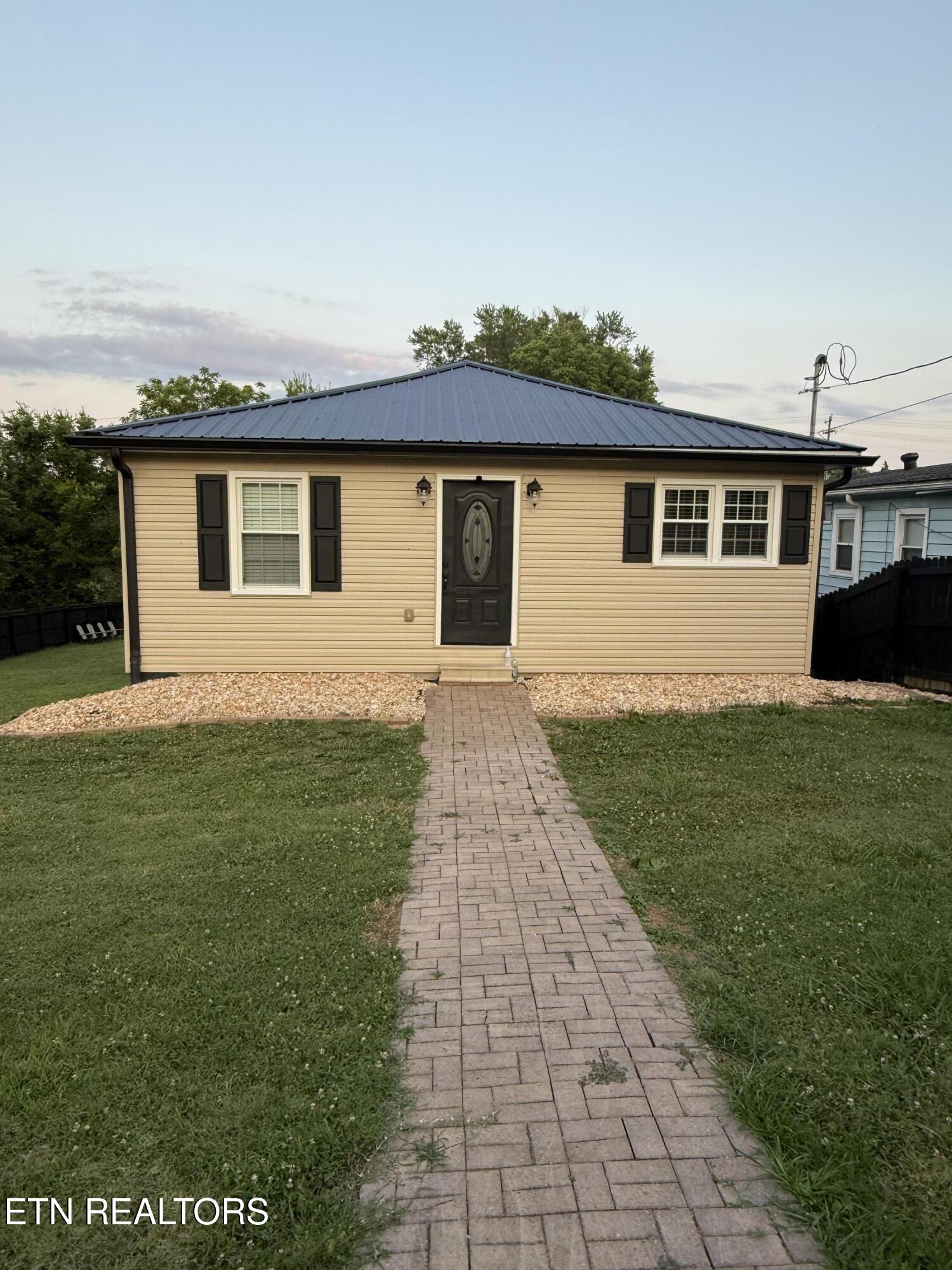 925 Medaris Street Clinton, TN 37716 - Photo 4 of 52 IMG_3940