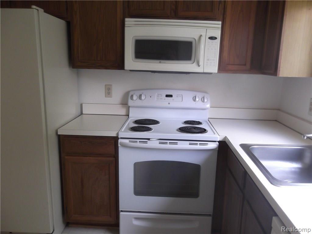 368 Dalton Drive Rochester, MI 48307 - Photo 13 of 25 Dalton 003.JPG