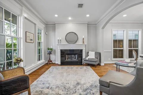 $709,999 | 1022 East 27th Street, Houston, TX 77009