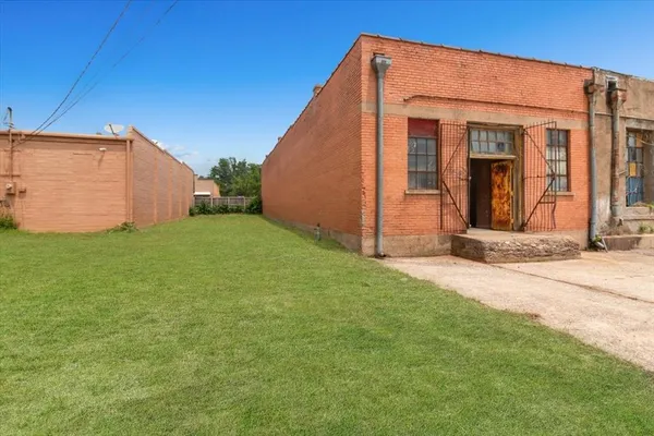 a view of a house with backyard