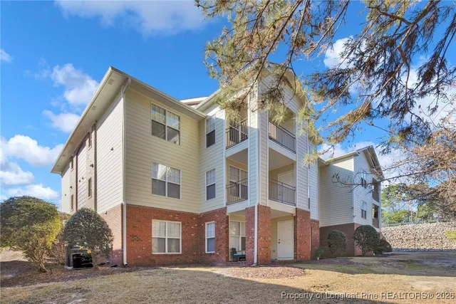 a group of cars parked in front of a building
