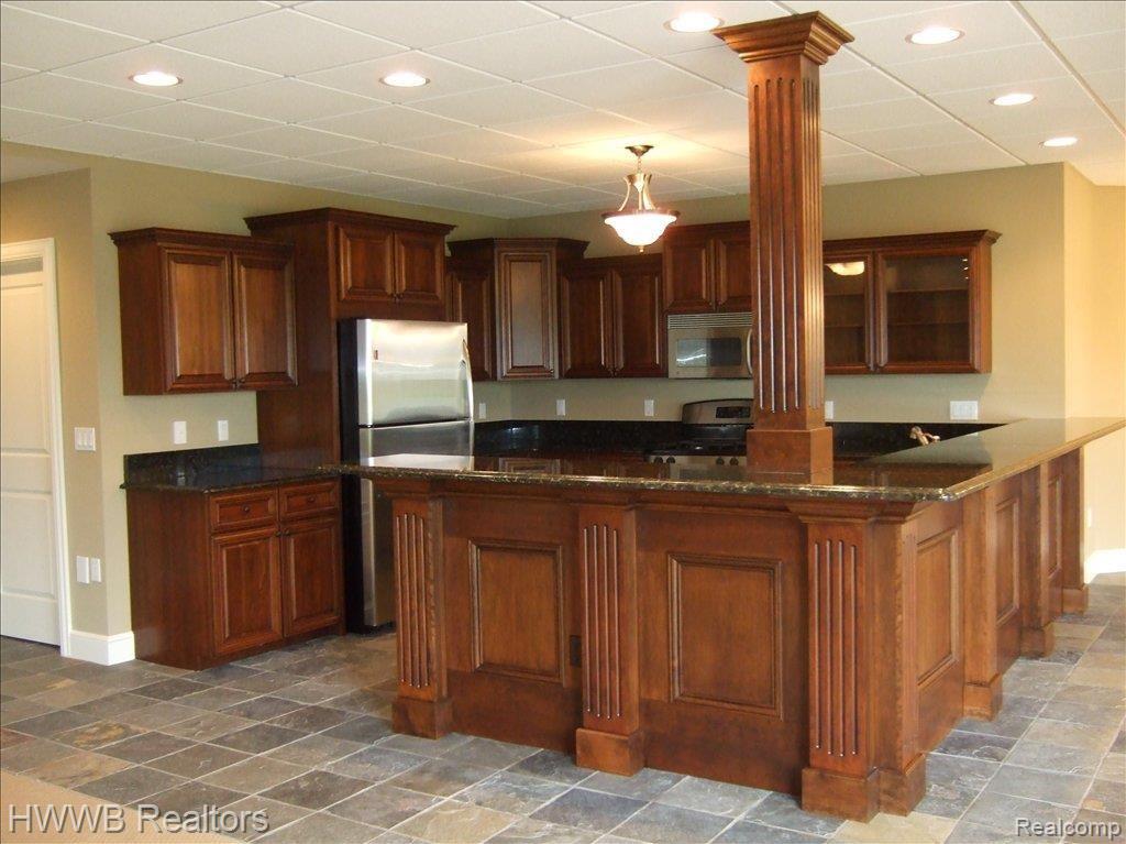 4683 The Hts Boulevard Rochester, MI 48306 - Photo 15 of 17 LL walkout full Kitchen
