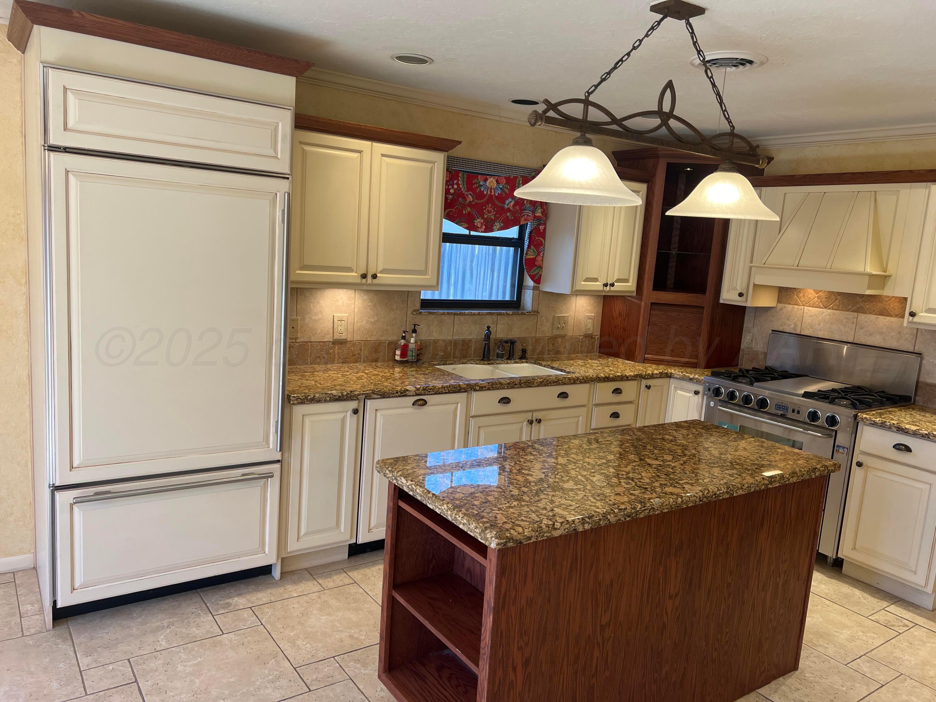 7115 Gainsborough Road Amarillo, TX 79106 - Photo 14 of 81 a kitchen with stainless steel appliances granite countertop a sink stove and refrigerator