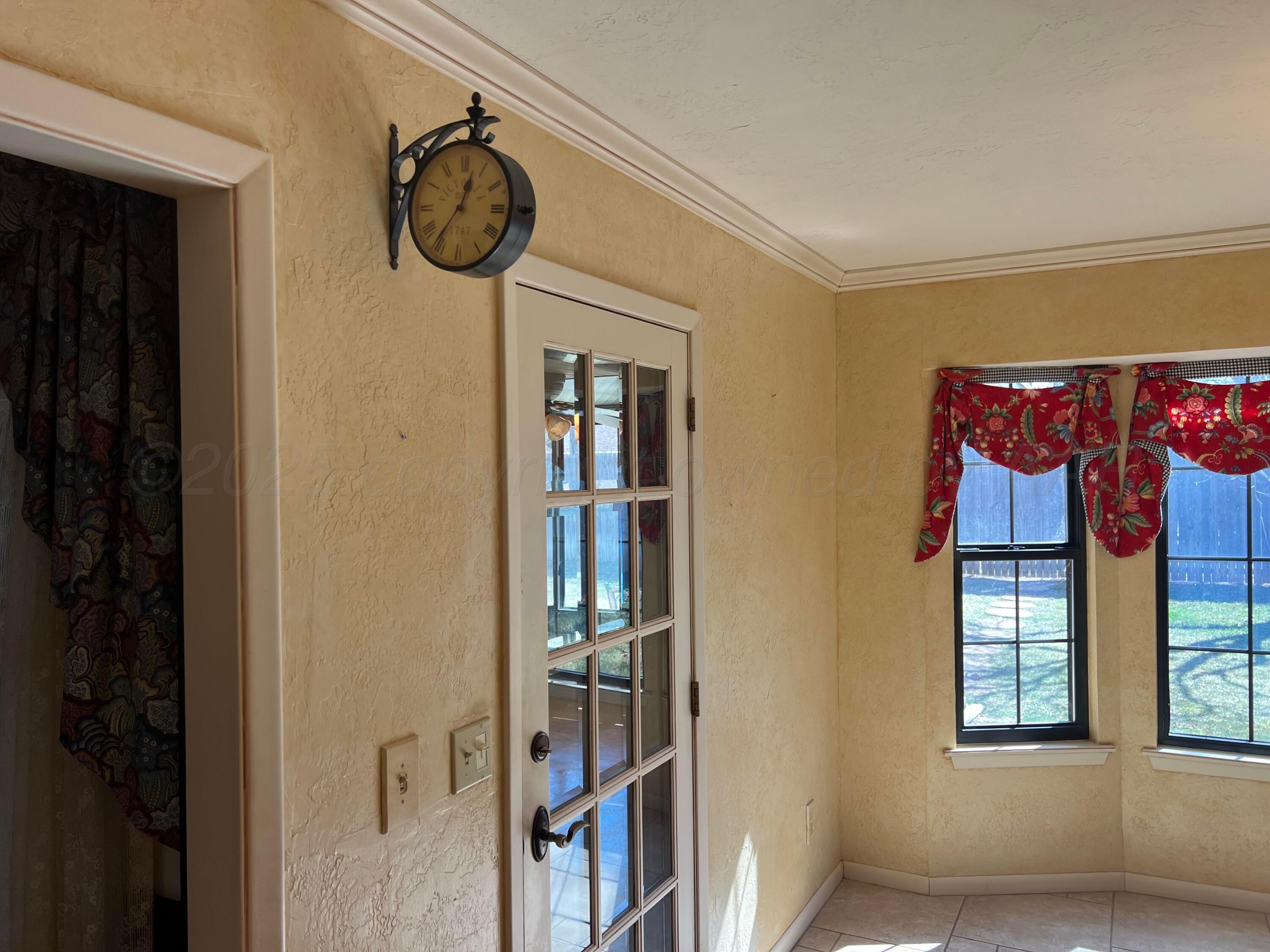 7115 Gainsborough Road Amarillo, TX 79106 - Photo 24 of 81 a view of entryway with a flower pot and a bookshelf