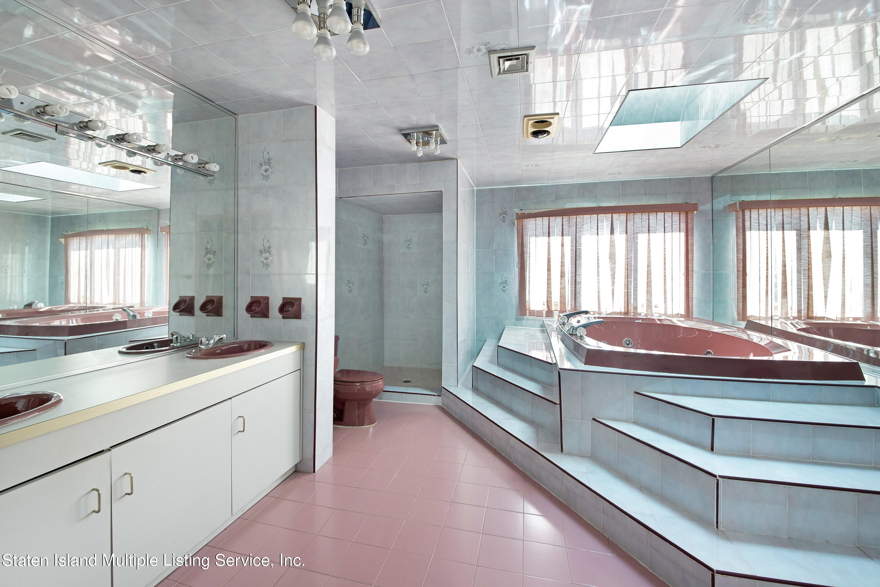 Undisclosed Address Staten Island, NY 10309 - Photo 11 of 27 11