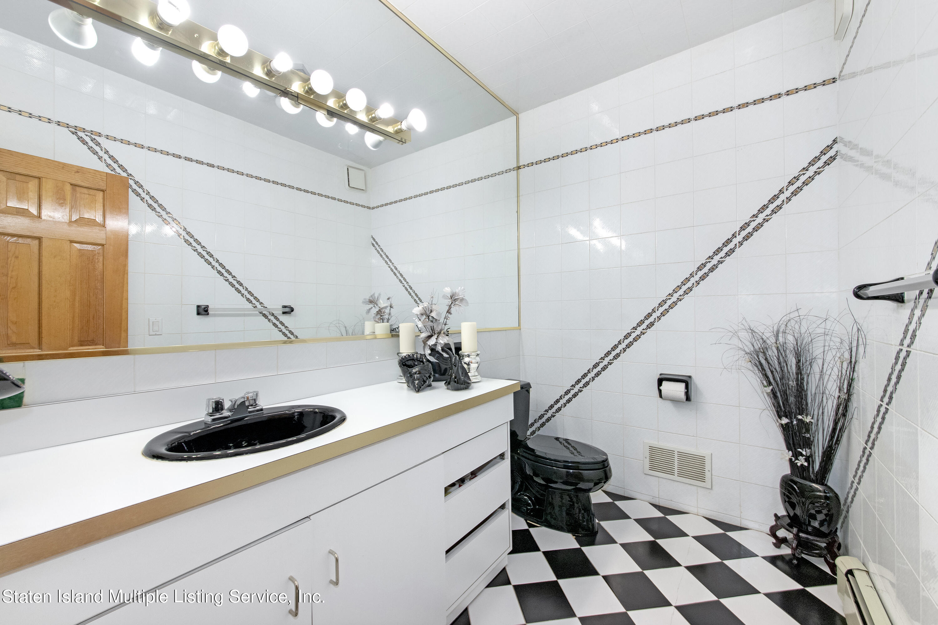 Undisclosed Address Staten Island, NY 10309 - Photo 14 of 27 14