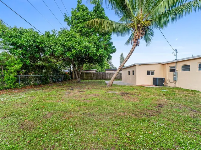 a view of a house with a backyard