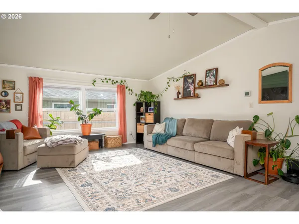 $390,000 | 422 Southwest Juniper Road, Estacada, OR 97023