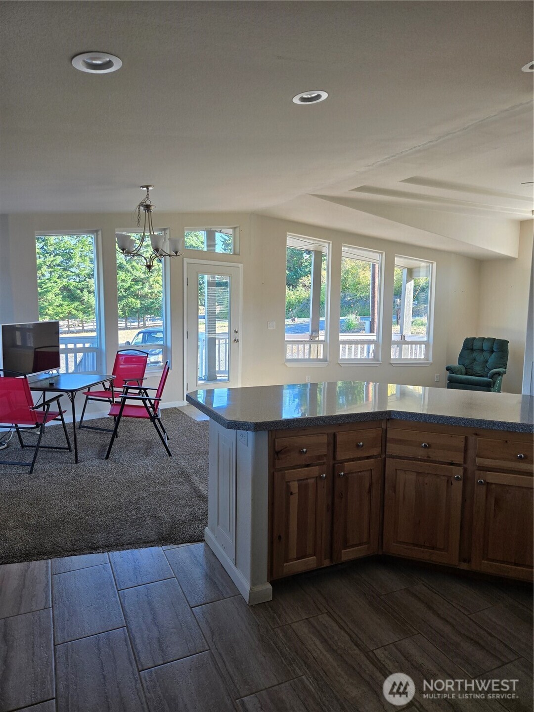 284 West Hale Road Winlock, WA 98596 - Photo 4 of 23 a room with furniture and windows