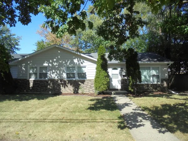 $1,895 | 1808 West Ridgeland Avenue, Waukegan, IL 60085