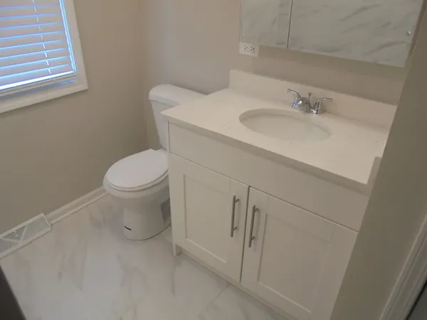 $1,895 | 1808 West Ridgeland Avenue, Waukegan, IL 60085