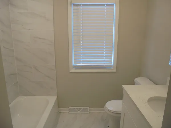 $1,895 | 1808 West Ridgeland Avenue, Waukegan, IL 60085