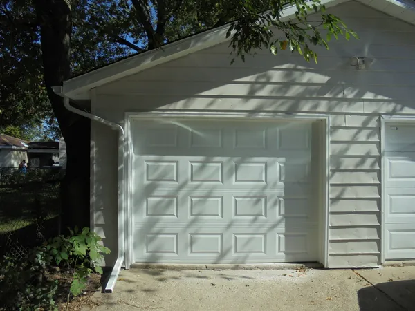 $1,895 | 1808 West Ridgeland Avenue, Waukegan, IL 60085