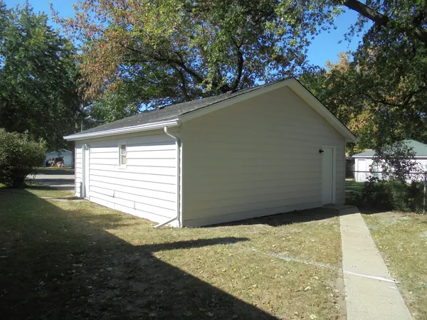 $1,895 | 1808 West Ridgeland Avenue, Waukegan, IL 60085