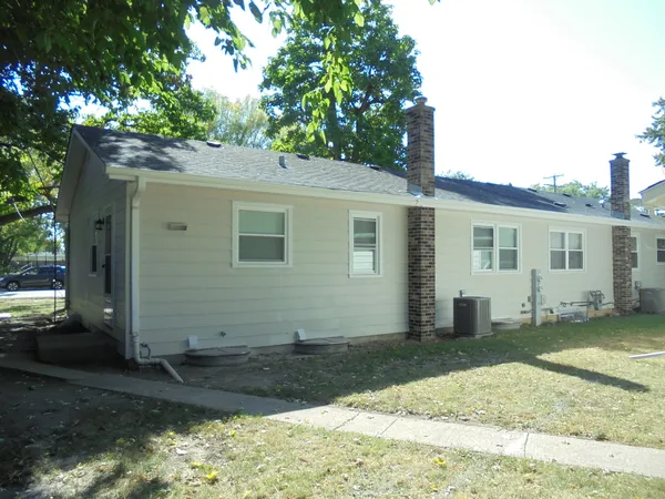 $1,895 | 1808 West Ridgeland Avenue, Waukegan, IL 60085