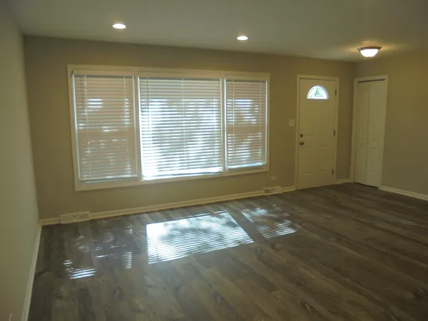 $1,895 | 1808 West Ridgeland Avenue, Waukegan, IL 60085