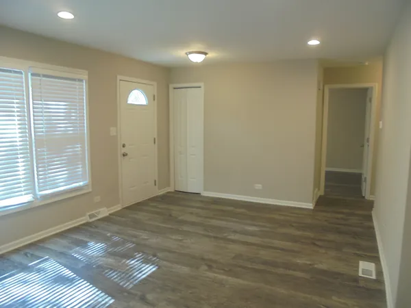 $1,895 | 1808 West Ridgeland Avenue, Waukegan, IL 60085