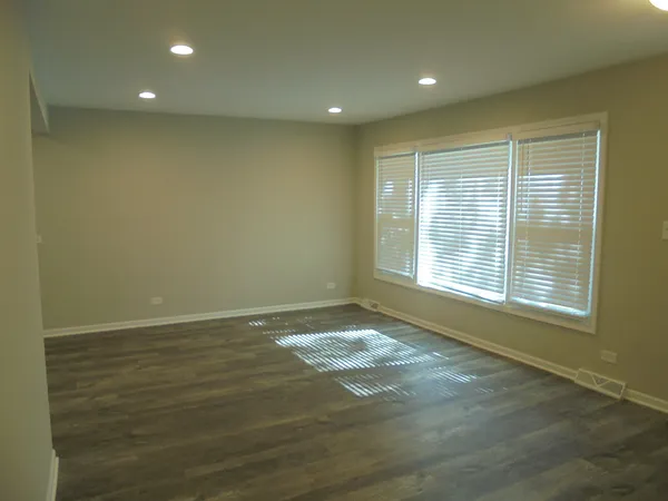 $1,895 | 1808 West Ridgeland Avenue, Waukegan, IL 60085