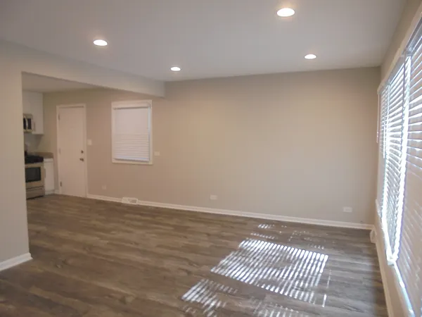 $1,895 | 1808 West Ridgeland Avenue, Waukegan, IL 60085