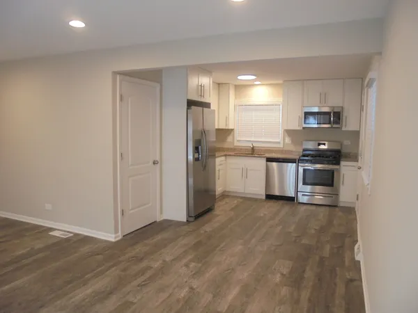 $1,895 | 1808 West Ridgeland Avenue, Waukegan, IL 60085