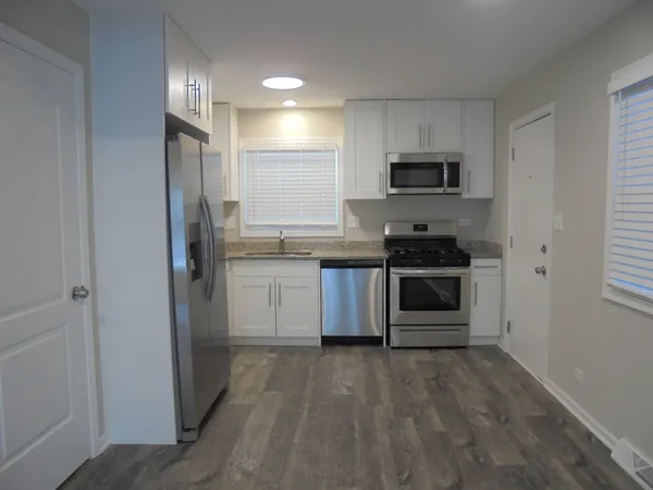 $1,895 | 1808 West Ridgeland Avenue, Waukegan, IL 60085