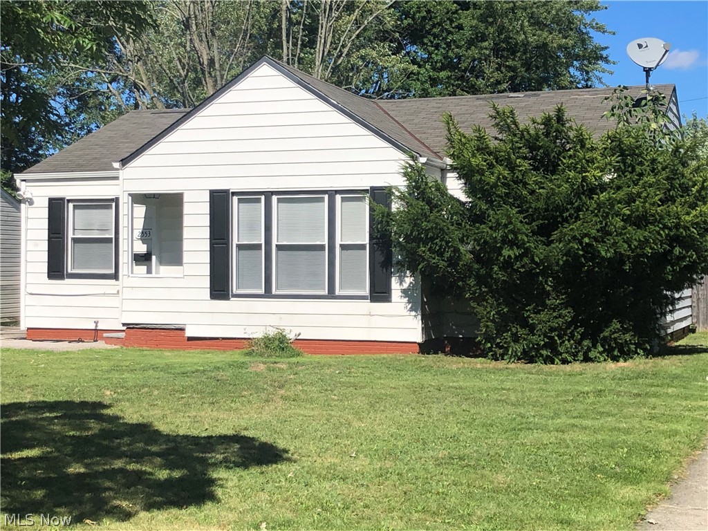 2553 Greenvale Road Cleveland, OH 44121 - Photo 2 of 17