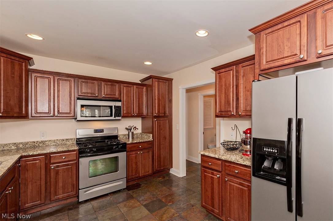 3685 Lytle Road Beachwood, OH 44122 - Photo 12 of 27 Beautiful Classic Cabinets.