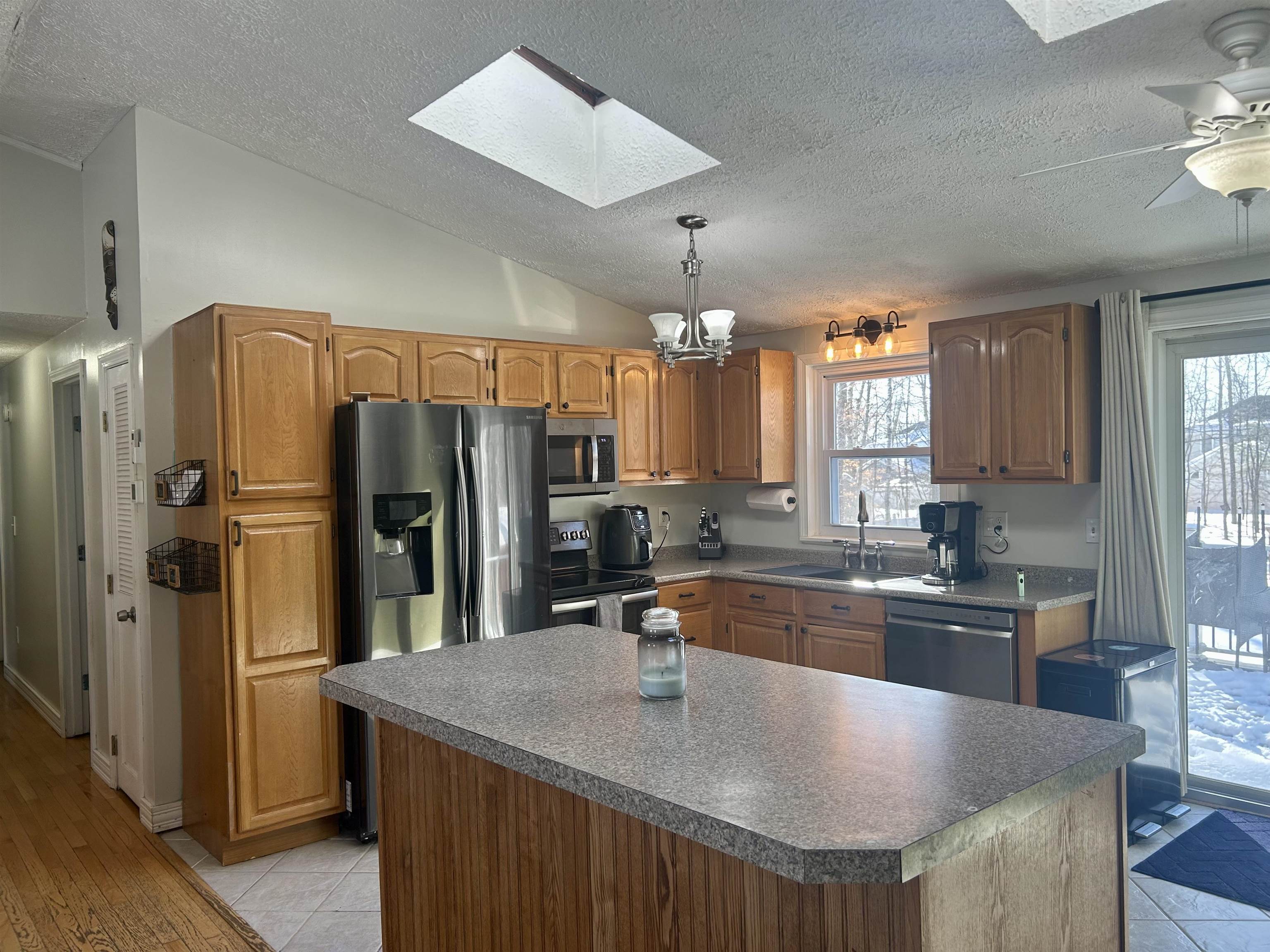 1409 Wellington Road Manchester, NH 03104 - Photo 12 of 38