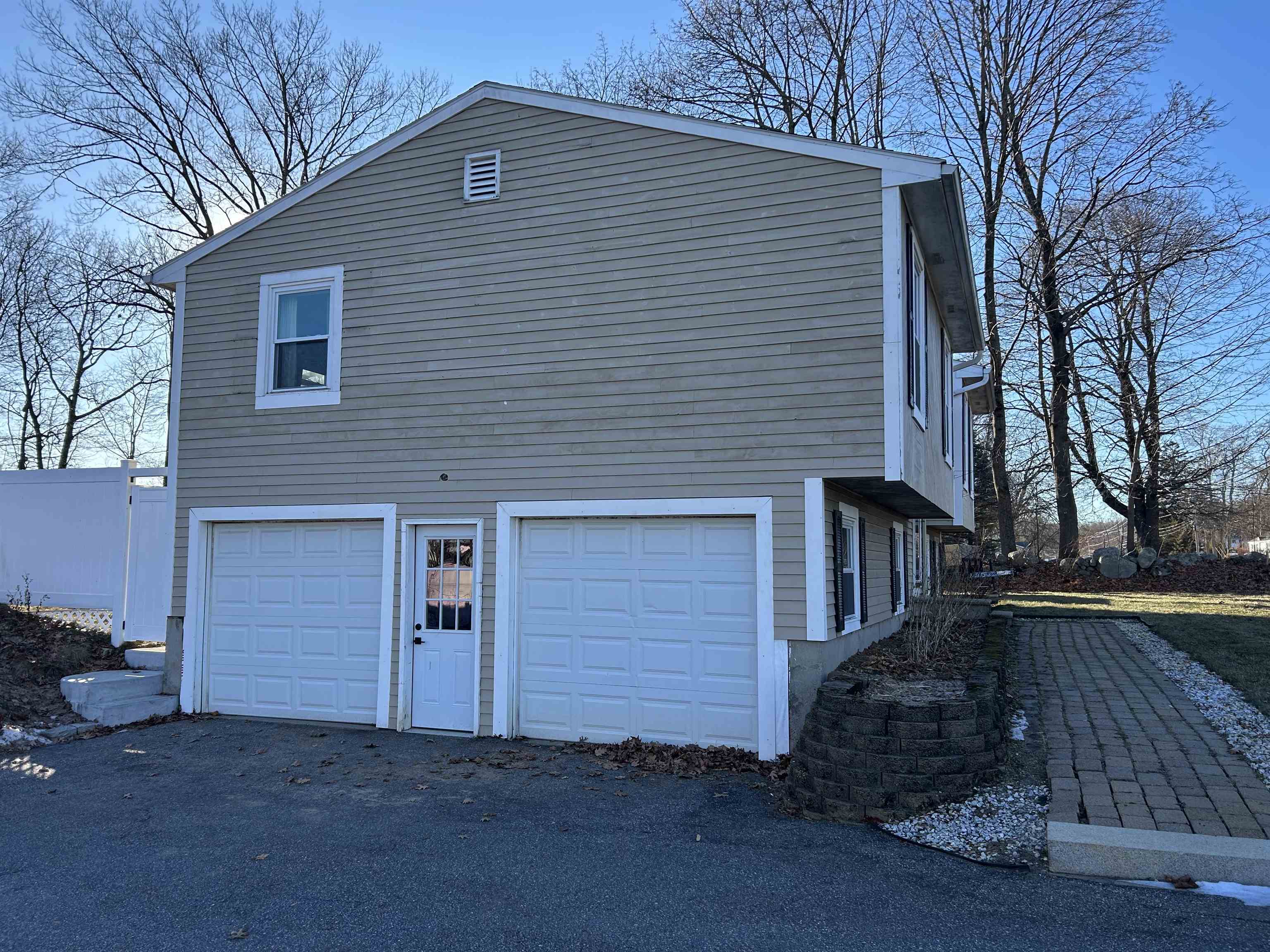 1409 Wellington Road Manchester, NH 03104 - Photo 4 of 38