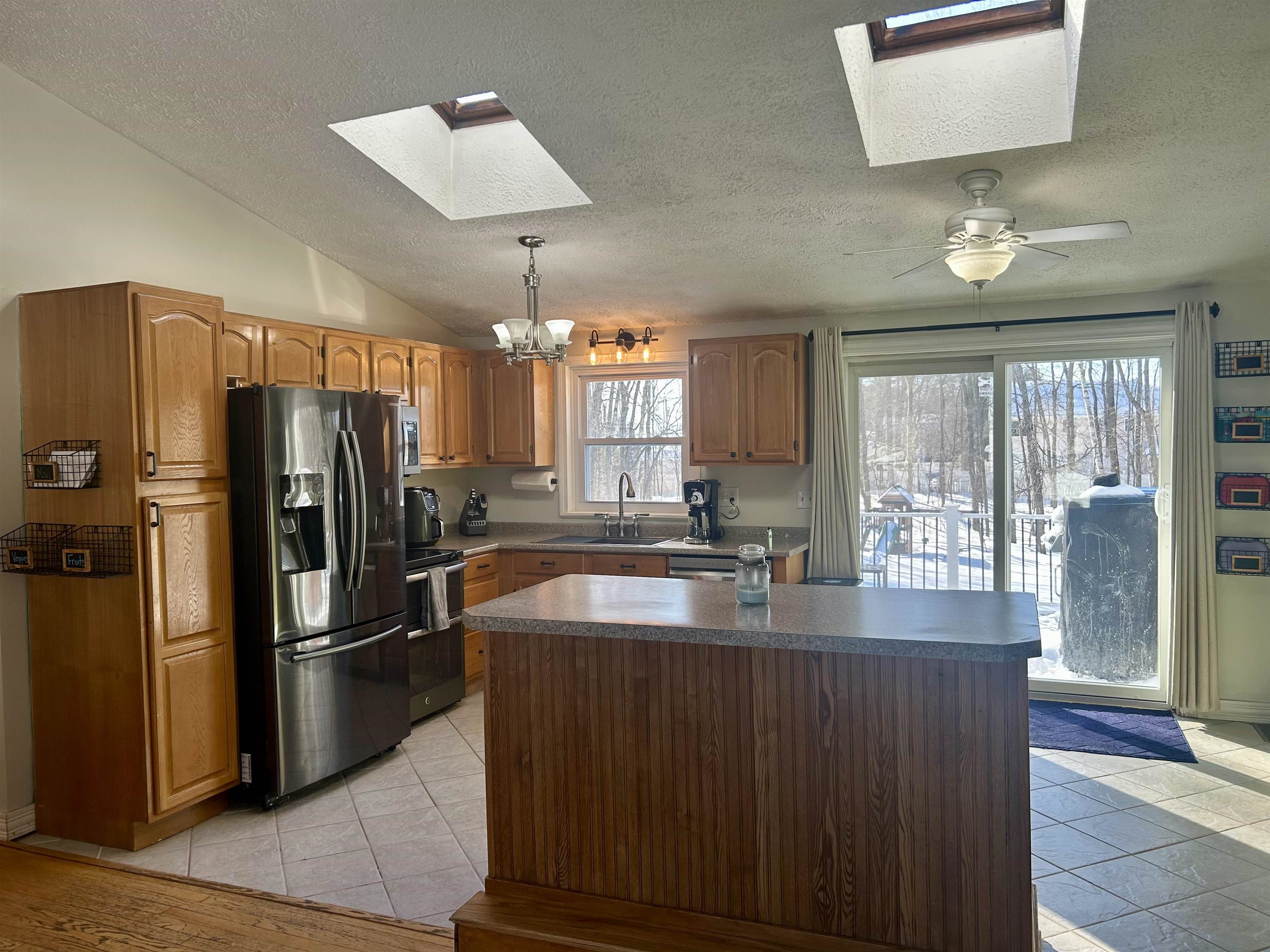 1409 Wellington Road Manchester, NH 03104 - Photo 9 of 38