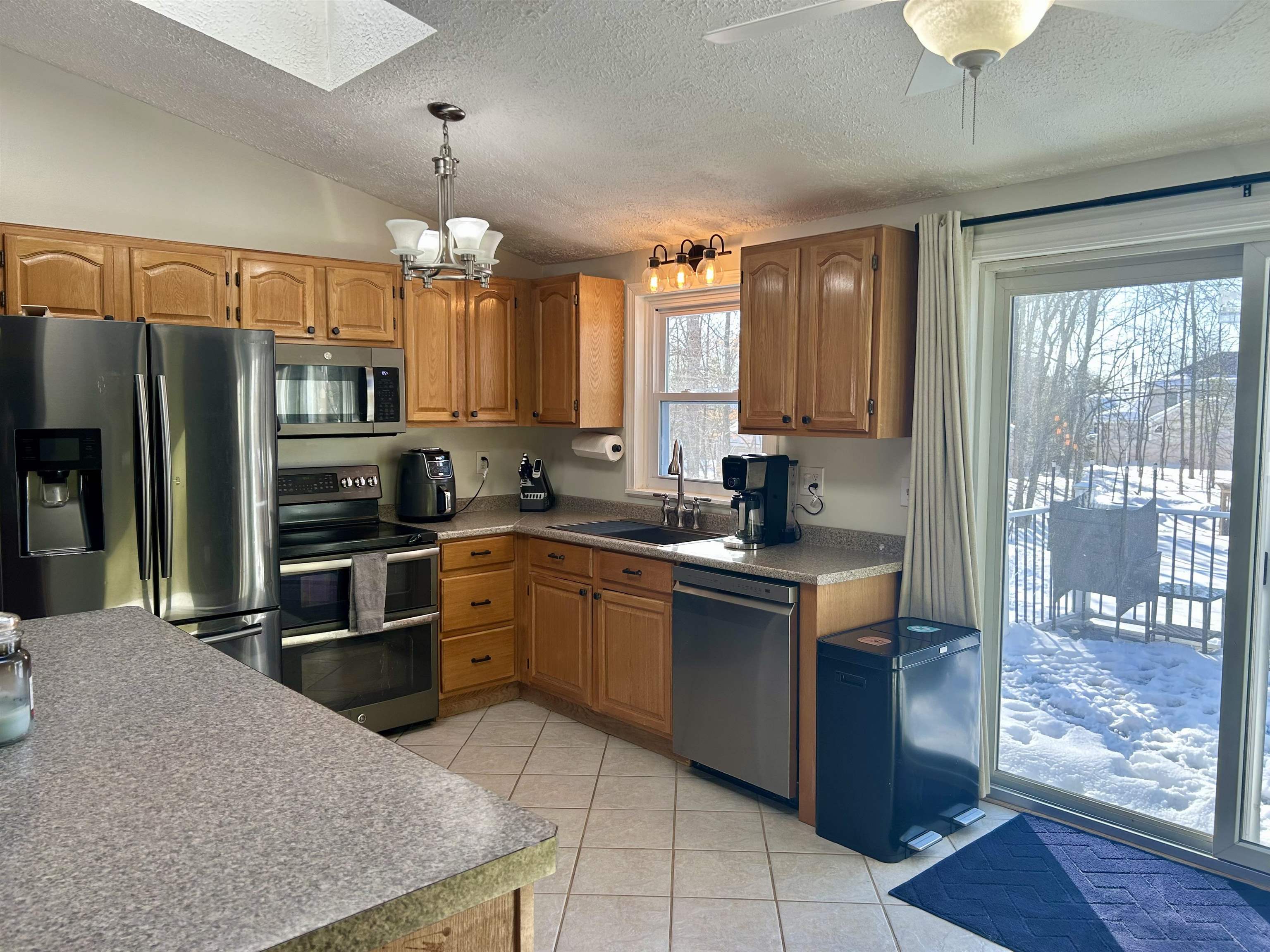 1409 Wellington Road Manchester, NH 03104 - Photo 10 of 38